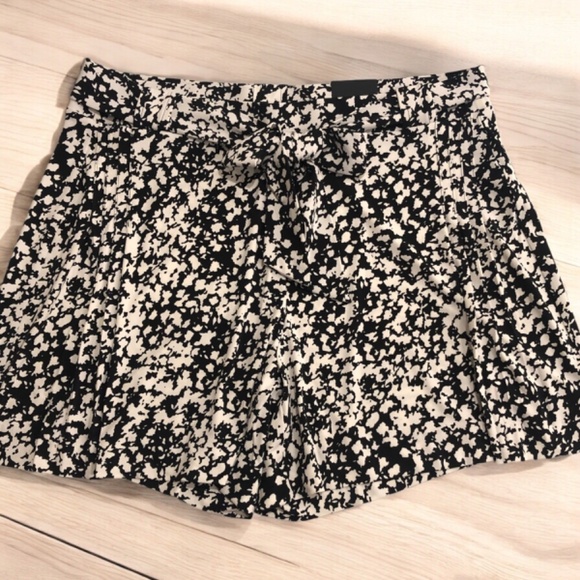 WHBM MJ Shorts - Picture 3 of 9